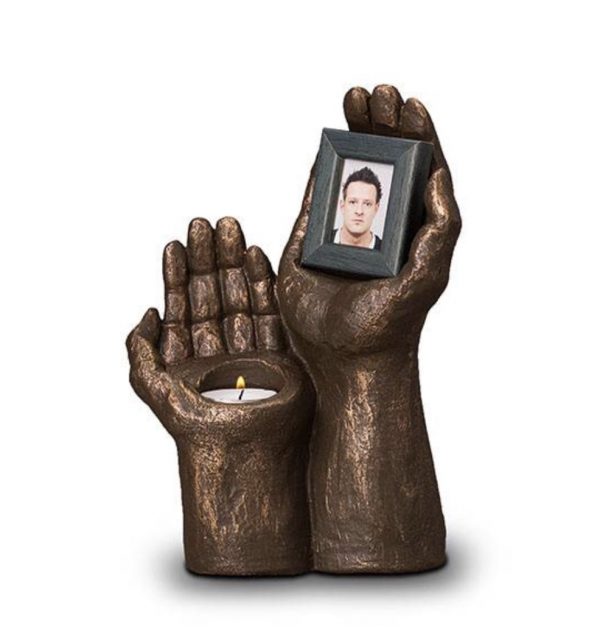 Keramische Urn brons Handen met fotolijstje en waxinelicht